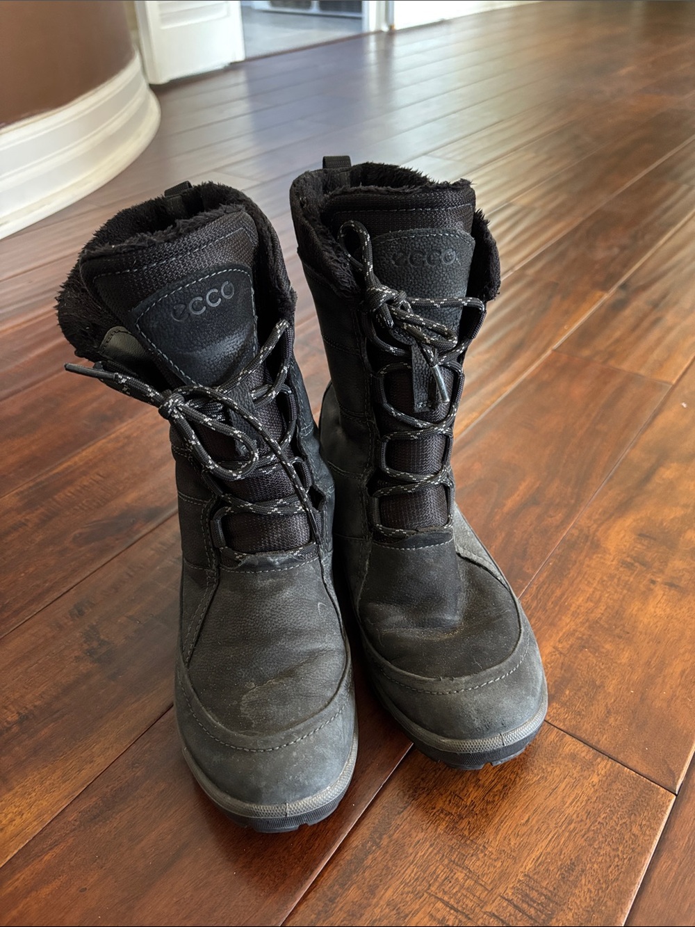 Ecco Black Lace-Up Women's Winter Boots
